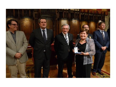 La presidenta de Cor Eixample rep una nova medalla