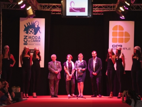 Bcn Moda al Carrer llueix davant la Pedrera i se suma al rosa de l'Aecc-Catalunya Contra el Càncer